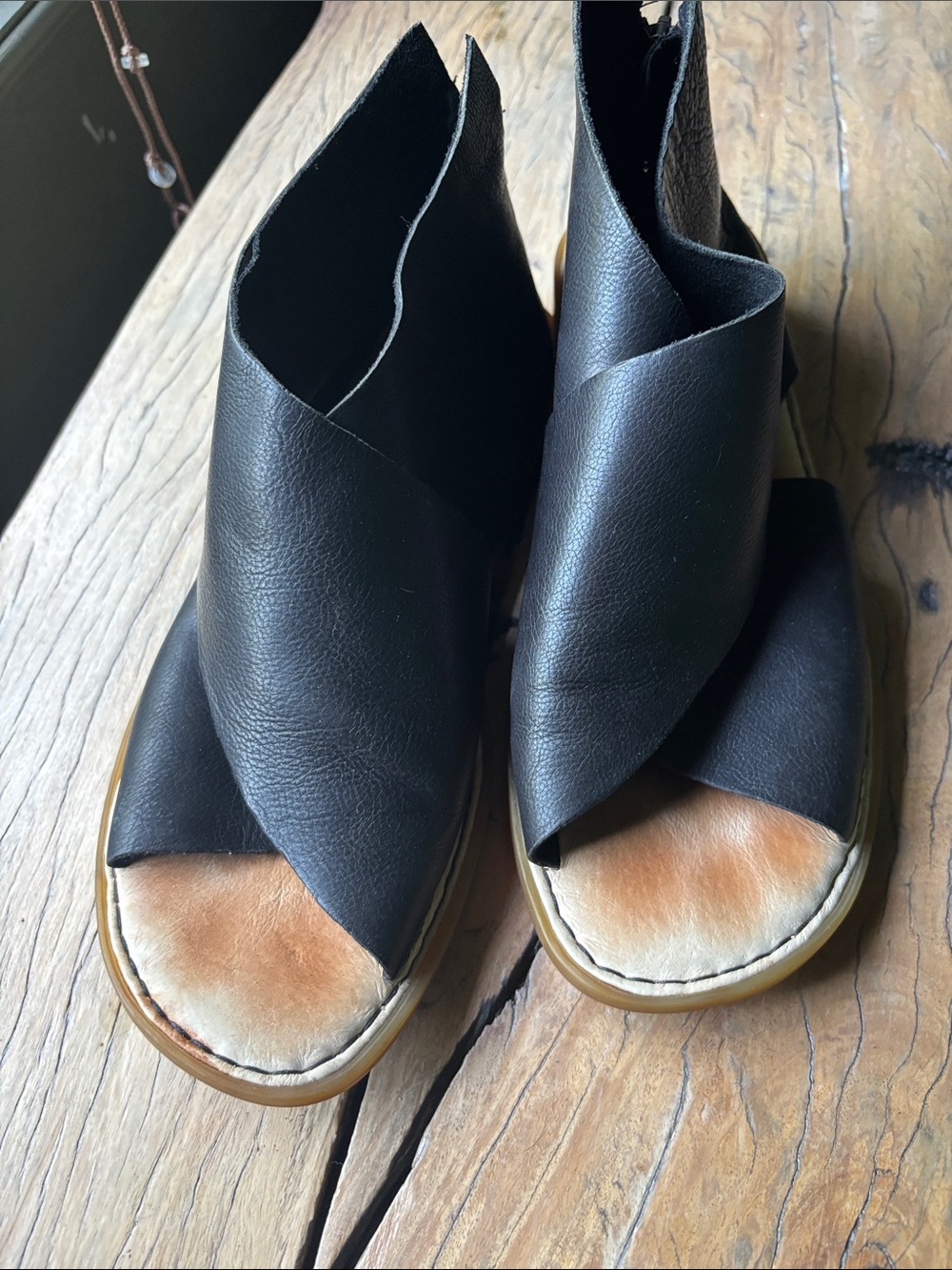 BORN Iwa Sandals. Size 8M